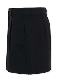 Jupe plissée noire en tissu lisse. Comprend une ceinture et un logo embossé près de l'ourlet. Coupe droite et ajustée.