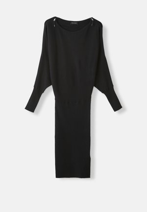 Mustvalge kudumiga kleit pikkade nahkhiiretiibade varrukatega, ribakujuline tekstuur, sirge lõige ja külge tõmblukuga detailid kaeluses. Lihtne ja sujuv disain.