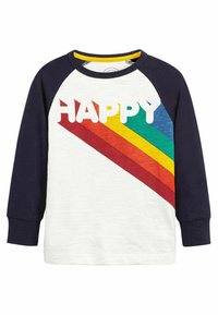Hosszú ujjú póló fehér törzzsel és tengerészkék ujjal. A "HAPPY" szóval és élénk piros, narancssárga, zöld és kék átlós csíkokkal rendelkezik.