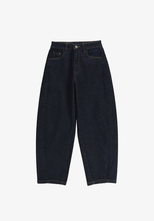 Ciemnoniebieskie szerokie dżinsy z wysokim stanem, zapinane z przodu na guziki i zamek błyskawiczny, z pięcioma kieszeniami, na białym tle.