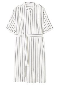 Vestido blanco con rayas negras verticales, mangas cortas, cuello con solapa, botones frontales y cinturón atado en la cintura. Textura de tela suave.