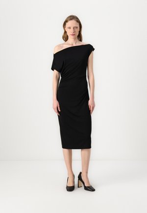 Svart av-shoulder kjole laget av myk jersey-stoff, med en tettsittende silhuett og draperinger, samt kne-lengde nedekant.