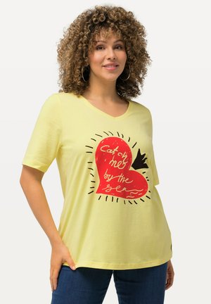 Ulla Popken CATCH ME BY THE SEA GRAPHIC  - Camiseta estampada - lemon yellow