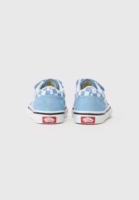 Modré semišové tenisky s kockovaným vzorom, bielou podrážkou a červeným logom Vans na päte. Nízky dizajn s zaoblenou špičkou.