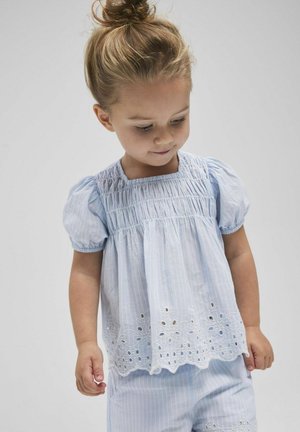 Blusa a righe azzurro chiaro con maniche a sbuffo corte, con yoke arricciato e dettagli in pizzo ad occhiello ricamato all'orlo.