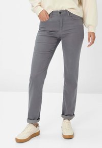 Graue, gerade geschnittene Hose aus weichem Stoff mit glatter Textur. Verfügt über vordere Taschen, einen Knopfverschluss und aufgerollte Säume.