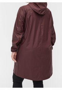 Burgundský nepromokavý kabát s kapucí, dlouhými rukávy a elastickými manžetami. Hladký povrch, A-liniový design a střední délka. Zobrazeno zezadu.