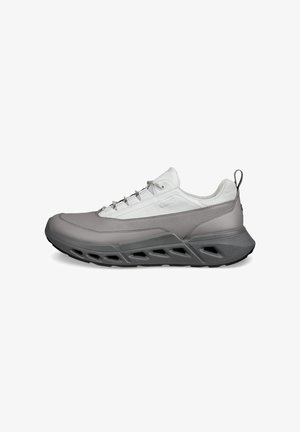 Pantofi de alergare gri ușori, cu partea superioară texturată, accente din plasă și talpă căptușită cu decupaje mari pentru respirabilitate.