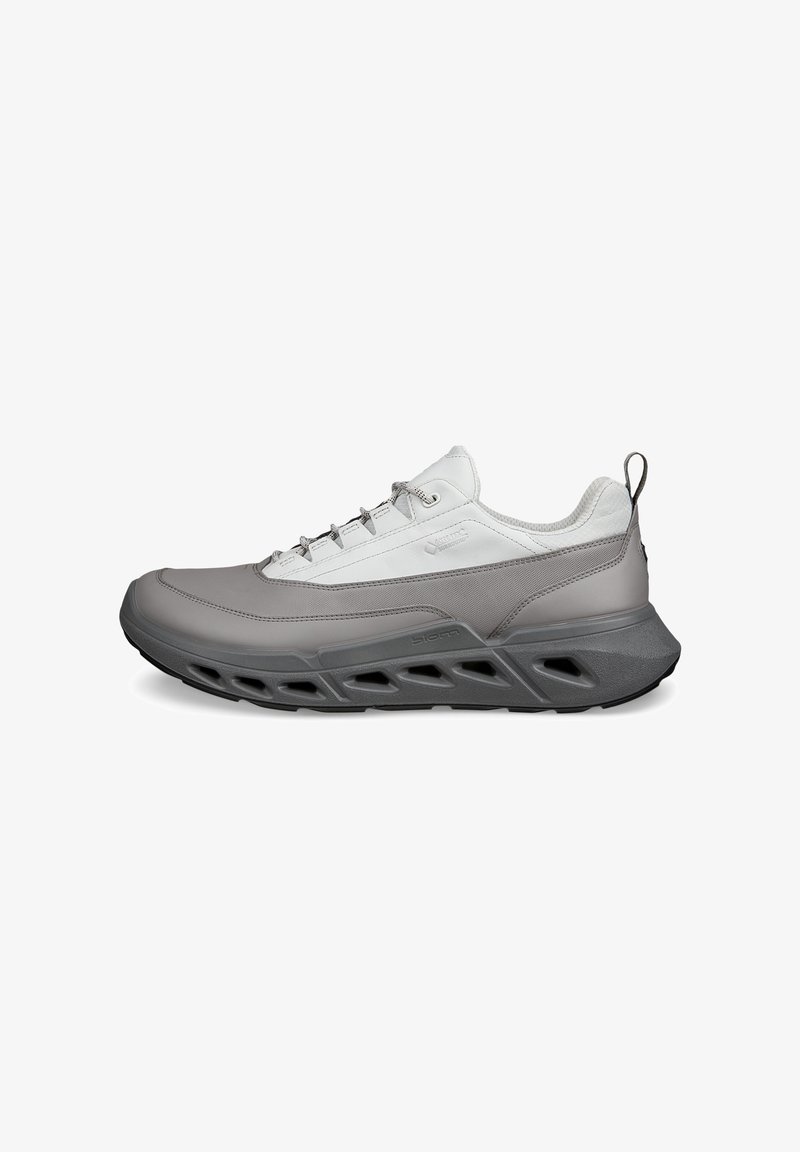 Ελαφριά γκρι παπούτσια τρεξίματος με υφασμάτινο επάνω μέρος με υφή, διακοσμητικά από δίχτυ και αφρώδη σόλα με μεγάλα ανοίγματα για καλύτερο αερισμό.