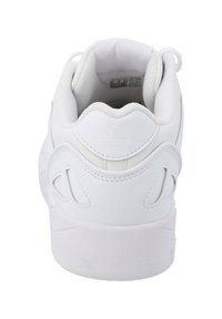 Vit sportskor med en texturerad ovandel, vadderad krage och diskret logotyp. Slät gummisula med unik utskärning på sidorna.