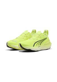 Scarpe da corsa verde lime con superiore in rete testurizzata, dettagli riflettenti, logo Puma nero e suola ammortizzata per il comfort.