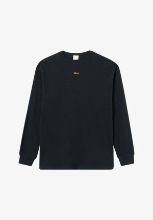 Fekete, hosszú ujjas, ostyalihás póló, kerek nyakkivágással, a nyak körüli középen elhelyezett, apró sárga hímzett felirattal, egyszínű háttérrel.