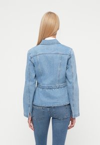 Ανοι χτό μπλε τζιν μπουφάν με εφαρμοστή σχεδίαση, μακριά μανίκια και ελαστική μέση. Διαθέτει κλασικά ράμματα και μίνιμαλ στυλ.