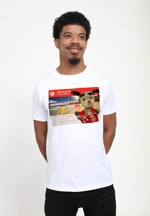 T-shirt blanche avec un graphique d'un ours cartoon portant des lunettes de soleil et une chemise à fleurs, accompagné de textes et d'icônes colorés liés à un service.