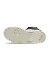 Svart sneaker med vita accenter, gummisula med ett fiskbensmönster och en texturerad ovandel. Varumärkeslogotyp synlig på sulan.