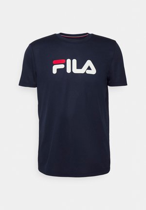 Marineblauwe katoenen t-shirt met een ronde hals, korte mouwen en een opvallend wit en rood FILA-logo op de voorkant. Glenzende textuur.