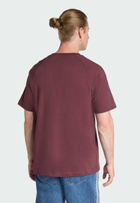 adidas Originals TEE - T-shirts basic - aurora ruby