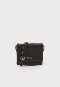 Mini bolsa de couro preto com acabamento texturizado, logotipo em tom de ouro e alça de ombro ajustável. Apresenta um fecho com aba e um design compacto.