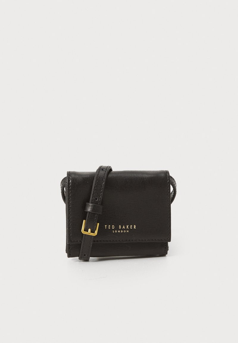 Mini bolsa de couro preto com acabamento texturizado, logotipo em tom de ouro e alça de ombro ajustável. Apresenta um fecho com aba e um design compacto.