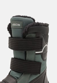 Geox BUNSHEE PG BOY ABX - Zimní obuv - dark green/black