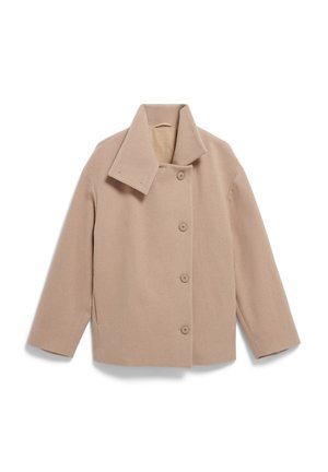Beige wollen blazer met een brede kraag, sluiting met knopen aan de voorkant en lange mouwen. Heeft een boxy silhouet en zachte textuur.