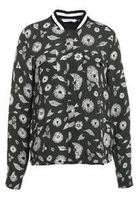 Camicia a maniche lunghe floreale in tessuto verde scuro con motivi di fiori e foglie bianchi, con chiusura a bottoni sul davanti e colletto a righe.