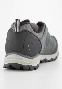 Grauer Sportschuh mit strukturiertem Mesh-Obermaterial, schwarzem Gummi-Fersenstück, erhöhtem hintenliegenden Tab und einer strapazierfähigen weiß-grauen Sohle mit Profil.