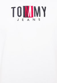 Tommy Jeans TIMELESS BOX TEE UNISEX - T-shirt con stampa - white