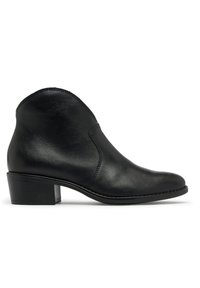 Bota de cuero negra hasta el tobillo con tacón bajo y grueso, punta redonda, detalle de costura lateral, sobre fondo blanco.
