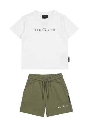 T-shirt bianca a maniche corte con logo "John Richmond" abbinata a pantaloncini verde oliva con coulisse, tasche laterali e stampa del logo.