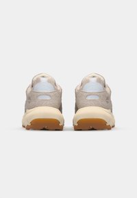 Beiga mocka sneakers med en krämfärgad gummisula, med nätpaneler och rund tå. Inkluderar liten branding på baksidan.