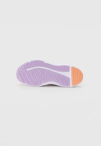 Schuhsohle mit einer strukturierten lila Gummibasis, ausgestattet mit einer weißen Zwischensohle und einem orangefarbenen Akzent an der Ferse. Das Design umfasst Rillen für eine bessere Traktion.