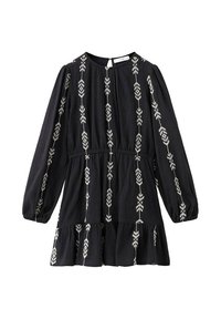 Črna obleka z dolgimi rokavi, vezenimi belimi geometrijskimi vzorci, z zbranim pasom in nabrano robom. Teksturovana tkanina dodaja globino.