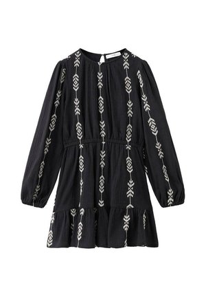 Schwarzes Kleid mit langen Ärmeln, bestickten weißen geometrischen Mustern, geraffter Taille und Volant-Saum. Strukturierter Stoff verleiht Tiefe.