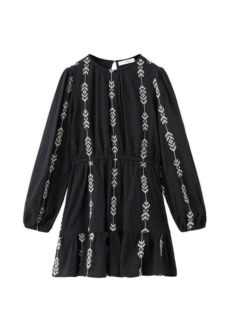 Črna obleka z dolgimi rokavi, vezenimi belimi geometrijskimi vzorci, z zbranim pasom in nabrano robom. Teksturovana tkanina dodaja globino.