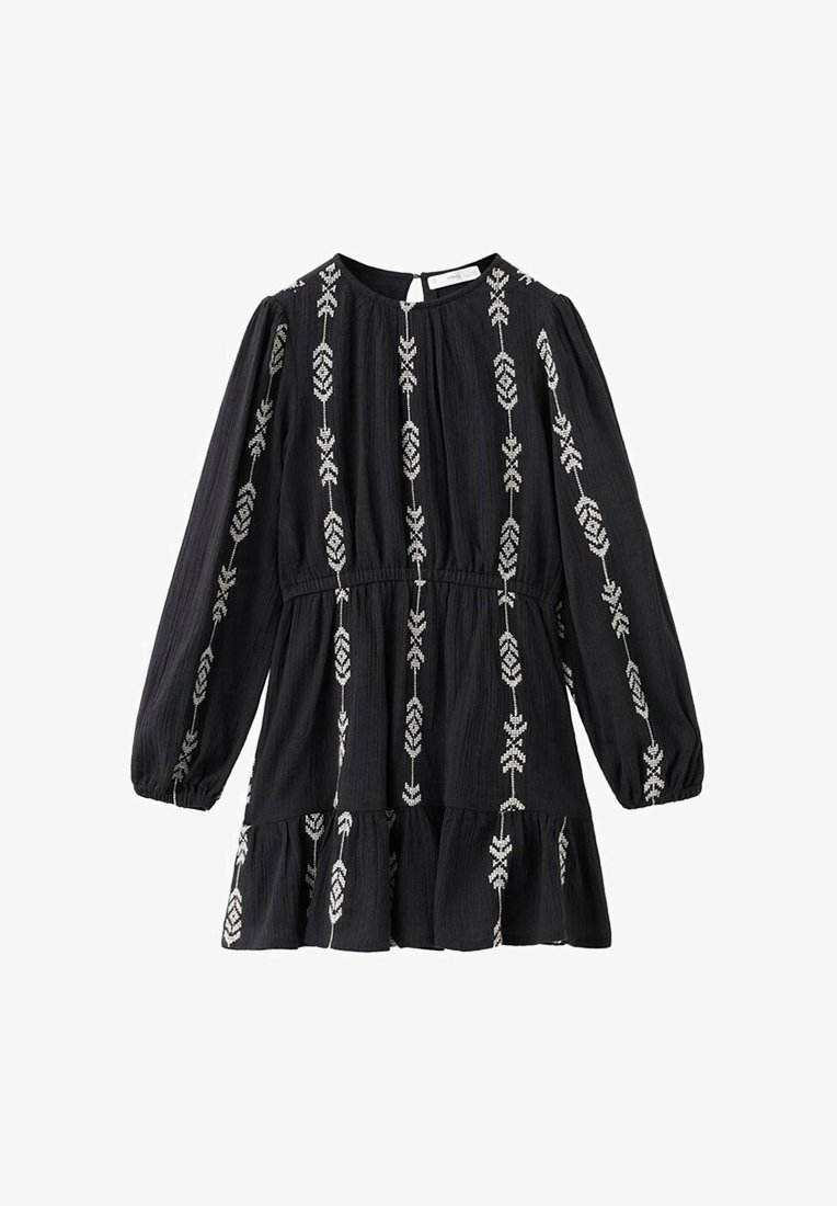 Črna obleka z dolgimi rokavi, vezenimi belimi geometrijskimi vzorci, z zbranim pasom in nabrano robom. Teksturovana tkanina dodaja globino.