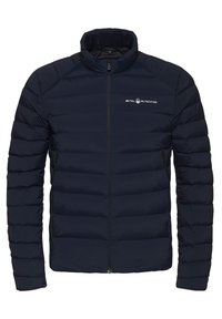 Marinblå puffjacka med ståkrage, horisontell sömnad, dragkedjestängning och logotypdetalj på bröstet. Har sidofickor.