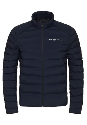Chaqueta de plumas azul marino con cuello elevado, costuras horizontales, cierre con cremallera y detalle del logo en el pecho. Cuenta con bolsillos laterales.