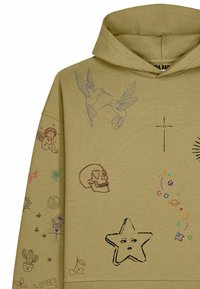 Hoodie beige avec plusieurs dessins colorés et lignes noires comprenant des colibris, un crâne, une étoile avec un visage, une croix, et de petits motifs célestes et floraux.