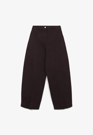 Pantaloni neri a gamba larga realizzati in tessuto robusto con vita alta, caratterizzati da cuciture frontali e orli puliti. Senza motivi o dettagli visibili.