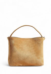 Borsa in suede color tan con una superficie morbida e texturizzata. Ha un'unica maniglia superiore e un design apribile. Forma rettangolare, hardware minimale.