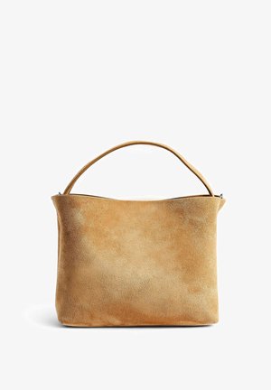 Kavos spalvos suede rankinė su minkštu, tekstūriniu paviršiumi. Yra vienas viršutinės pusės rankenos ir atvira viršaus konstrukcija. Stačiakampio formos, minimalus furnitūra.