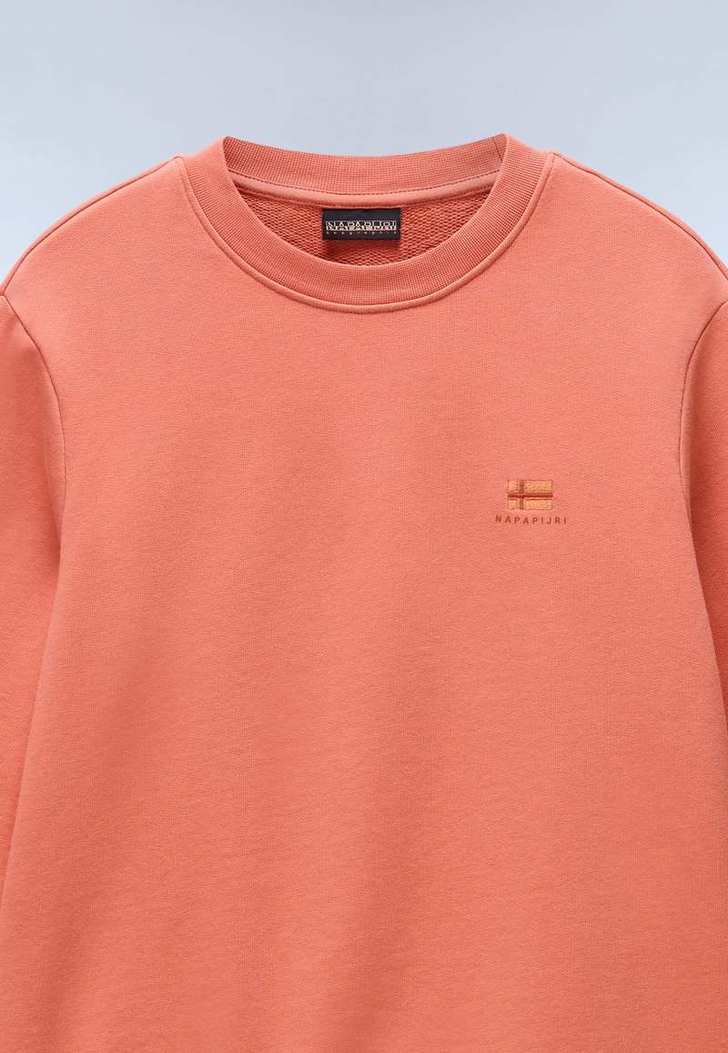 Felpa color pesca realizzata in morbido materiale, con scollatura tonda e un piccolo logo ricamato sul petto.