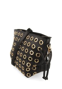 Sac à main synthétique noir avec des œillets en or, une forme structurée et une bandoulière ajustable pour un usage transversal. Fermeture zippée sur le dessus.