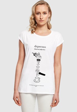 T-shirt en coton blanc avec un design graphique noir représentant des éléments de préparation de café, accompagné du texte "depresso" et d'une description humoristique en dessous.