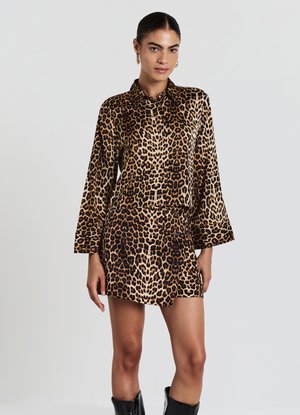 Leopardenmuster-Kleid mit Kragen, langen Ärmeln und einem kurzen Rock. Hergestellt aus einem glatten Stoff mit glänzendem Finish.