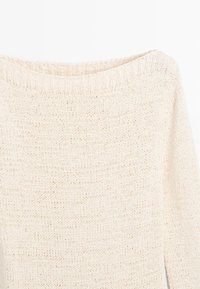 Gebreide trui in crèmekleur met lange mouwen en een ronde hals, weergegeven tegen een eenvoudige witte achtergrond.