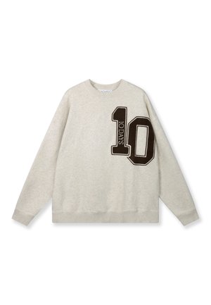 Sudadera gris claro hecha de tela suave, con un gran "10" marrón y el logo "10 DAYS" en el frente, con puños y dobladillo acanalados.