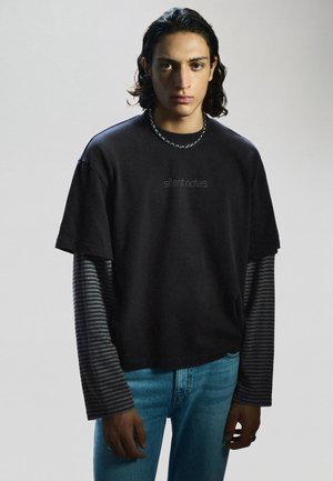 Bershka, STUDDED DOUBLE SLEEVE - T-SHIRT - Langærmet T-shirt - grey