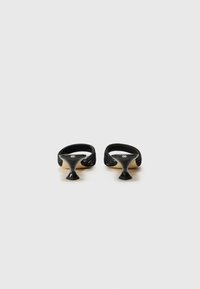 Mustat slingback-korkokengät, joissa on teksturoitu kangas, kapea kärki ja ainutlaatuinen kolmionmuotoinen korkosuunnittelu. Sileä sisävuori.